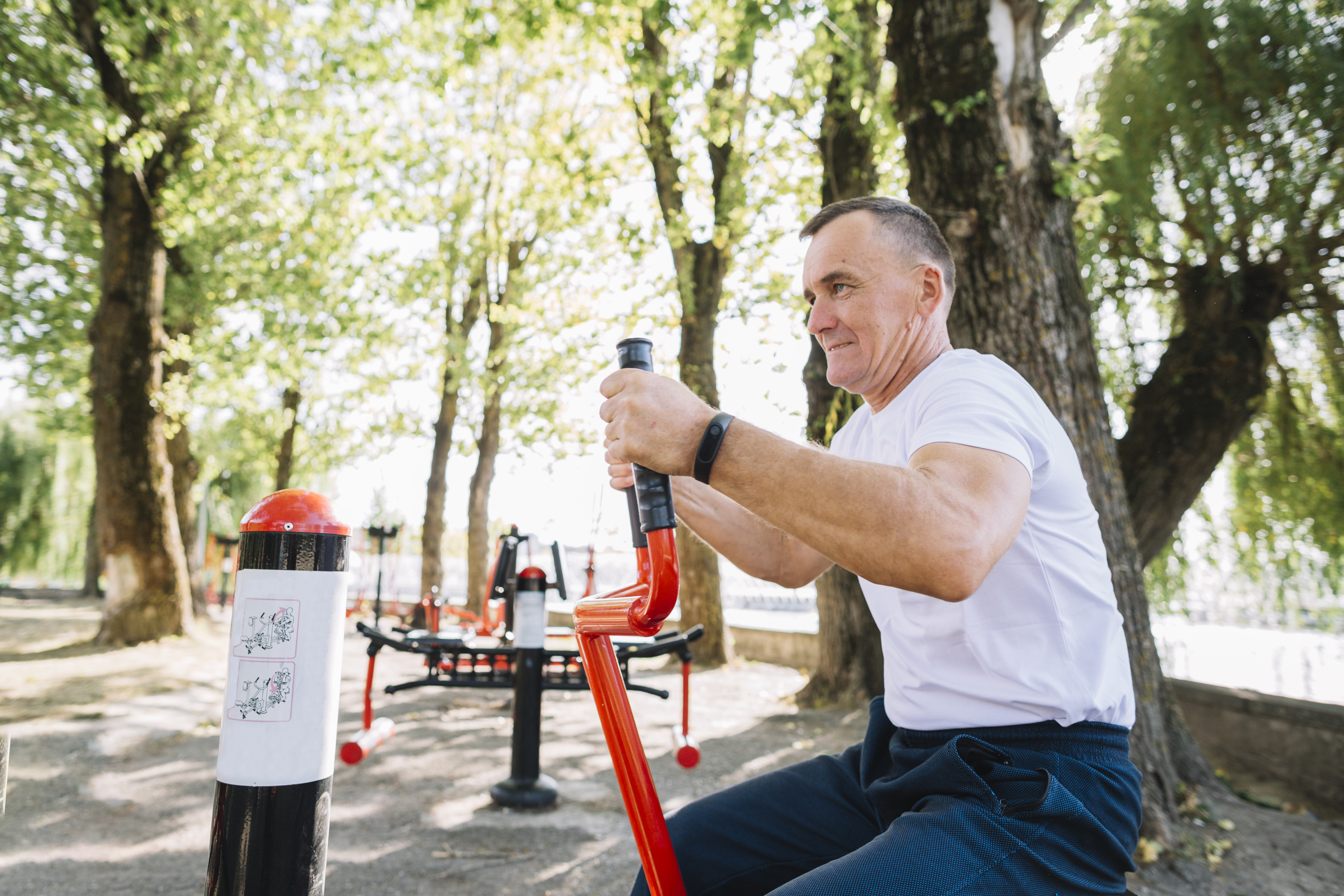 sideway-senior-view-working-out