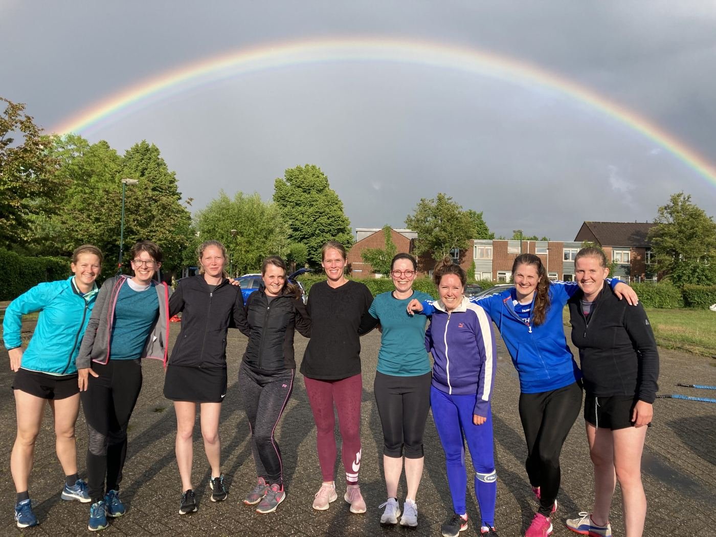 Buiten Fit-groep met regenboog